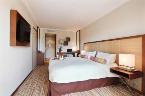 Ένα ή περισσότερα κρεβάτια σε δωμάτιο στο AC Hotel by Marriott Ambassadeur Antibes - Juan Les Pins
