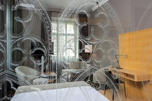 a room with a bed and a glass wall at Le Méridien Vienna in Vienna