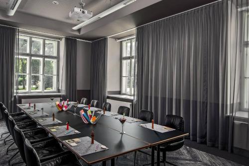 a conference room with a long table and chairs at Le Méridien Vienna in Vienna