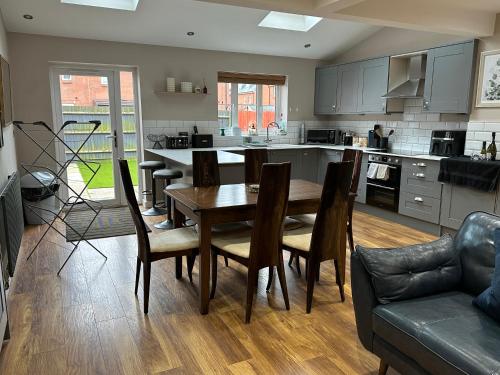 Dapur atau dapur kecil di Beautiful 3 Bed Room Home in Melksham