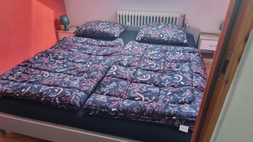 Una cama en una habitación con colcha. en gemütliche Zimmer im Einfamilienhaus, en Colonia