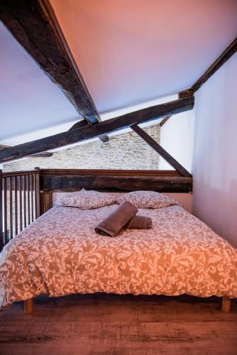 - un lit avec un oreiller et un chapeau dans l'établissement Mezza'Cosy, apt avec parking à 2 pas de la Cité, à Carcassonne