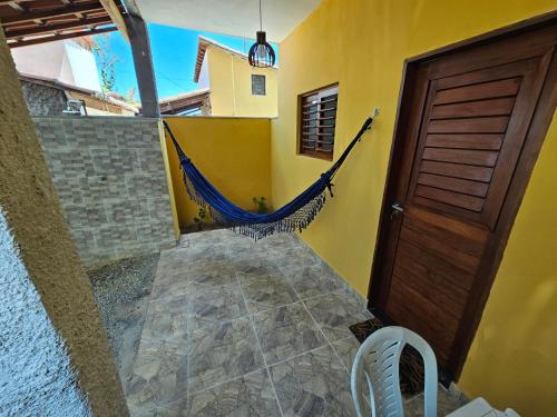 einen Flur mit Hängematte in einem Haus in der Unterkunft Sol & Vento Chalés - Chalé Cardeiro in São Miguel do Gostoso