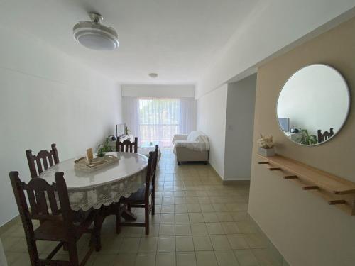 a dining room with a table and chairs and a mirror at Departamento Costanera in Gualeguaychú