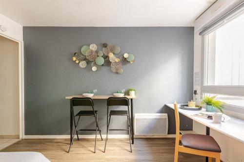 une salle à manger avec une table et quelques chaises dans l'établissement Studio Lumière in Lyon, à Lyon