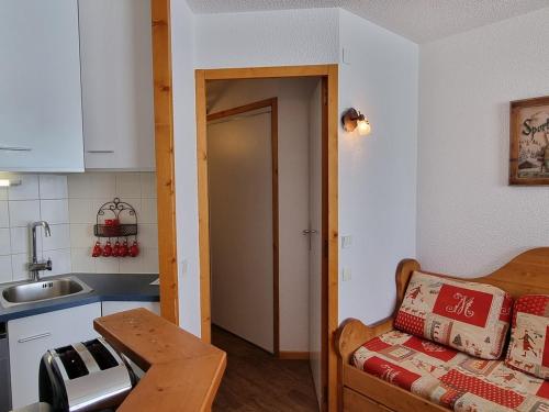 une cuisine avec une porte menant au salon dans l'établissement Studio lumineux au pied des pistes avec balcon exposé Sud - FR-1-181-2568, à Aime La Plagne