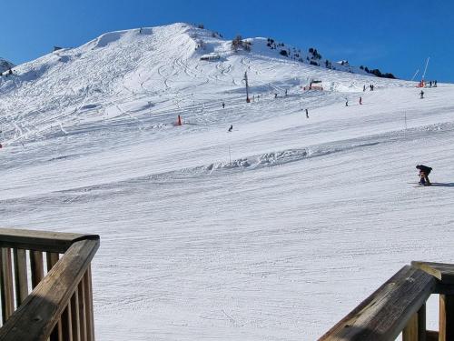 un groupe de personnes skier sur une montagne enneigée dans l'établissement Studio lumineux au pied des pistes avec balcon exposé Sud - FR-1-181-2568, à Aime La Plagne