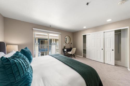 Katil atau katil-katil dalam bilik di Carnelian Calm-Pool BBQ Rooftop Walk to the Beach