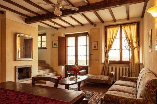 a living room with a couch and a table at Agriturismo Casal Gheriglio in Lucignano