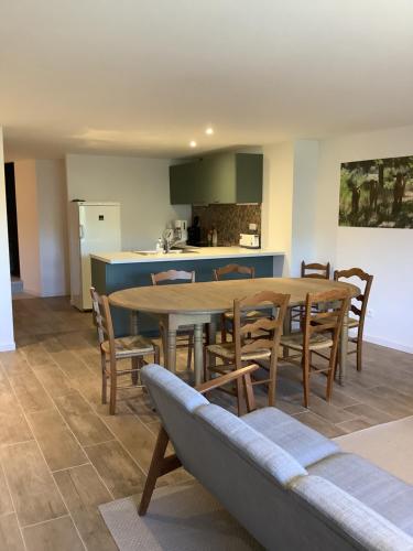 une cuisine et une salle à manger avec une table et des chaises dans l'établissement le Dos d'âne, à Désaignes