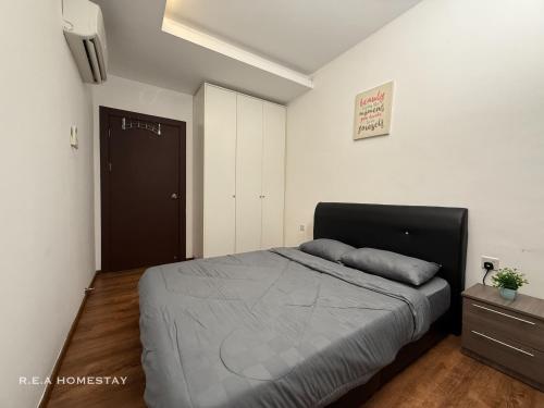 a bedroom with a bed and a black door at Vivacity Jazz Suites Kuching by REA Homestay in Kuching