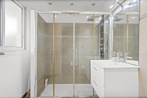 une salle de bain avec une douche en verre et un lavabo dans l'établissement Studio moderne proche des plages à Cannes, à Cannes