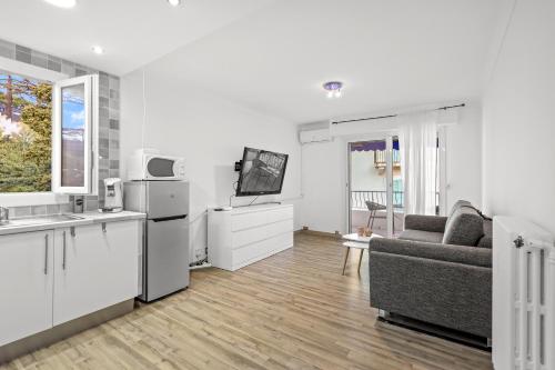 une cuisine et un salon avec un canapé et une télévision dans l'établissement Studio moderne proche des plages à Cannes, à Cannes
