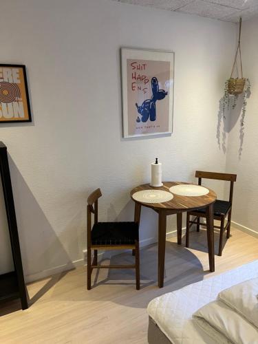 ein Esszimmer mit einem Tisch und zwei Stühlen in der Unterkunft Home of Bricks 7 in Billund