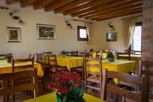 A restaurant or other place to eat at Country House Bucaneve