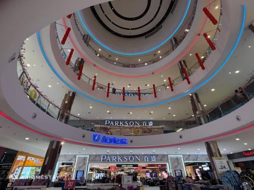 a large shopping mall with a large ceiling at Vivacity Jazz Suites Kuching by REA Homestay in Kuching