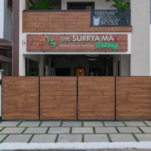 THE SURRYA MAX RESIDENCYに飾ってある許可証、賞状、看板またはその他の書類