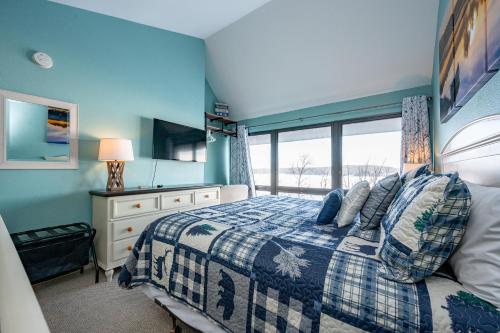 une chambre avec un lit aux murs bleus et une fenêtre dans l'établissement 710H Studio Loft One Bath, à Oakland