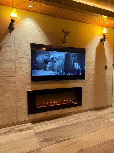 a wall with a tv and a fireplace in a room at برج داماك الكورنيش جدة - Damac Tower Corniche Jeddah in Jeddah