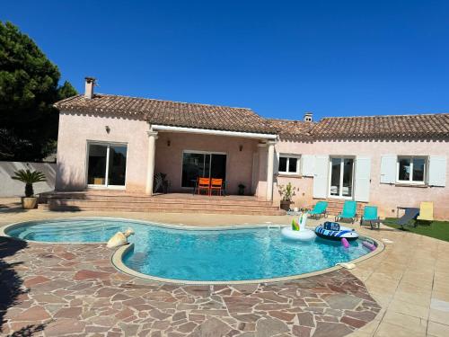 une piscine devant une maison dans l'établissement la Villa Bella Vista, à Agde