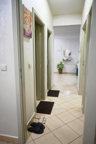 a hallway of a room with a tile floor at Hogar Feliz - apartment in Agadir