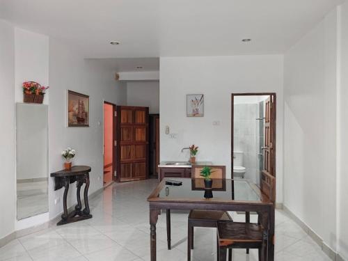 a living room with a table and a mirror at Maijom Apartments in Jomtien Beach