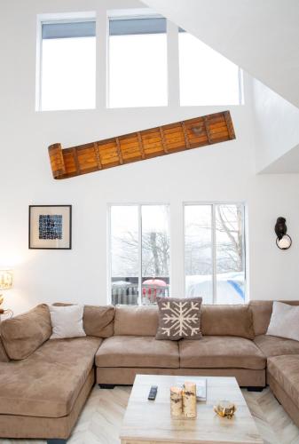 a living room with a brown couch and a table at Eagles Mountain Retreat in Somerset