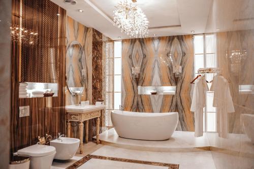 ドゥシャンベにあるKANGURT Grand Hotelのバスルーム(バスタブ、トイレ、シンク付)