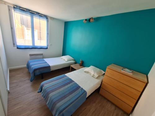 une chambre avec deux lits et une fenêtre dans l'établissement Charmant appartement à 50 m de la plage, à Palavas-les-Flots