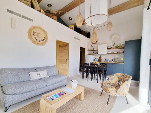un salon avec un canapé et une table dans l'établissement Centre St Rémy - le Mas Bohème, à Saint-Rémy-de-Provence