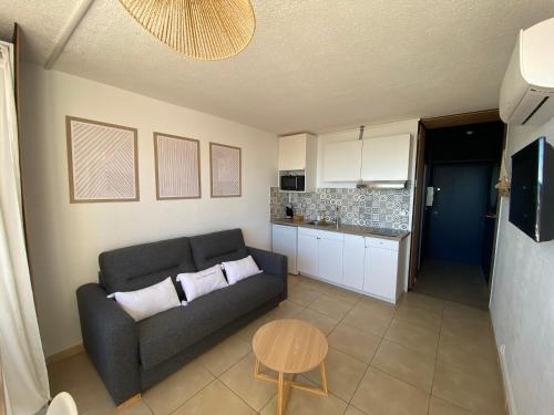 un salon avec un canapé et une table dans l'établissement Le Vista Mare, à Saint-Cyprien