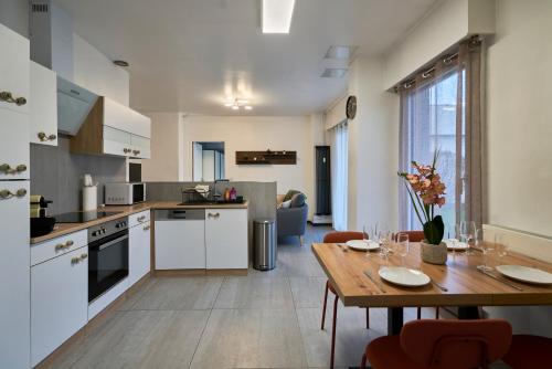 une cuisine et un salon avec une table et une salle à manger dans l'établissement L'ADREÏA Confortable T2 - Rénové - Lumineux - Calme - Parking - proche Lille & Tramway, à Marcq-en-Barœul