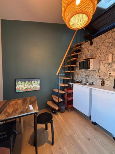 une cuisine avec une table et un comptoir dans l'établissement Studio Halle au grains, à Toulouse