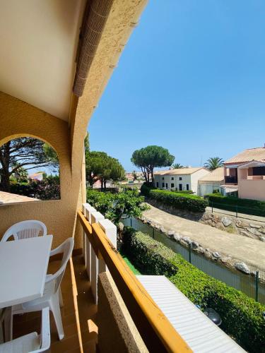 Appartement mezzanine sur la lagune avec piscine