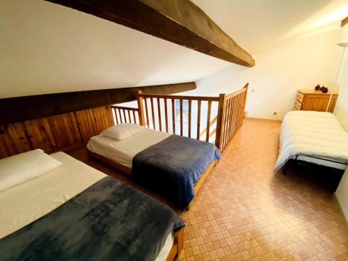 - une chambre avec 2 lits et un escalier dans l'établissement Appartement mezzanine sur la lagune avec piscine, à Saint Cyprien Plage