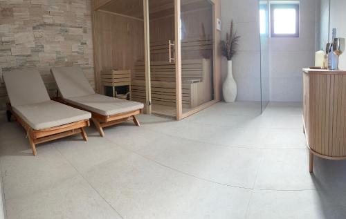 Posezení v ubytování Villa Tina with Swimming Pool, Tennis court, Games room, Sauna, Gym, BBQ