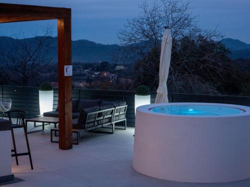 a hot tub on top of a patio at Villa Grazia 49 in Solicchiata