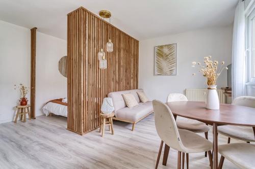 un salon avec une table et un canapé dans l'établissement Appartement 10min de Disney- 2min RER A-30min Paris - Parking gratuit, à Bussy-Saint-Georges
