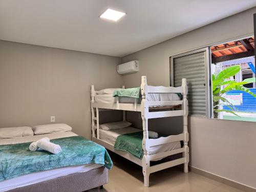 Postel nebo postele na pokoji v ubytování Casa com Piscina Privativa a 5 Minutos da Praia de Bombas – Perfeita para Grandes Grupos