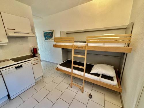 une petite cuisine avec deux lits superposés dans une chambre dans l'établissement Appartement confortable avec terrasse, proche plages - FR-1-816-1, au Lavandou