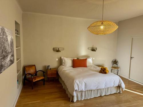 une chambre avec un lit avec un ours en peluche dessus dans l'établissement Vaste et Bel Appartement en plein Centre-ville de Montpellier, à Montpellier