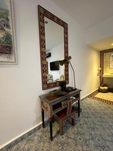 Una televisión o centro de entretenimiento en Riad Mellah