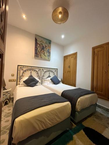 Una cama o camas en una habitación de Riad Mellah