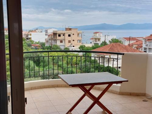 einen Tisch auf einem Balkon mit Aussicht in der Unterkunft SereneLands Derveni in Liyiá