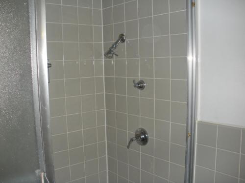 una ducha con cabezal de ducha en un baño en Kings Inn Cleveland, en Strongsville