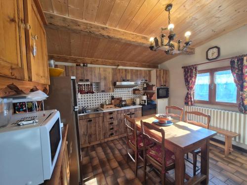 une cuisine avec une table et une salle à manger dans l'établissement Appartement 4pers avec jardin - Centre BSM, à Bourg-Saint-Maurice