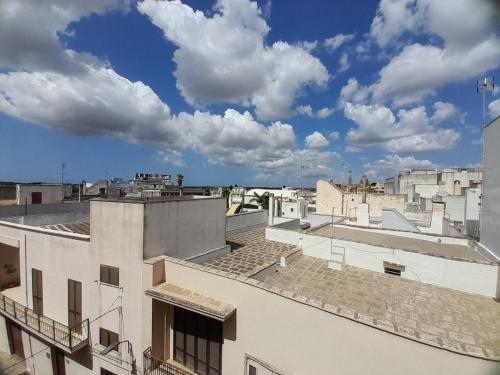 vista sui tetti di edifici di una città di Casa Vacanze Caterina a Matino