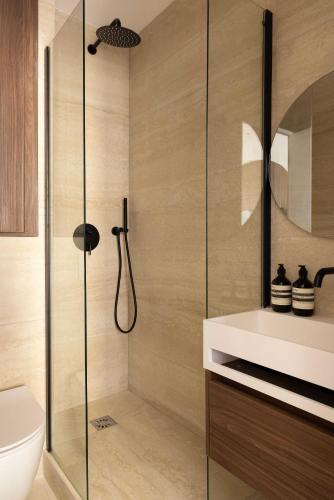 une salle de bain avec une douche, des toilettes et un lavabo dans l'établissement Charming Studio climatisé - 2P- Madeleine, à Paris