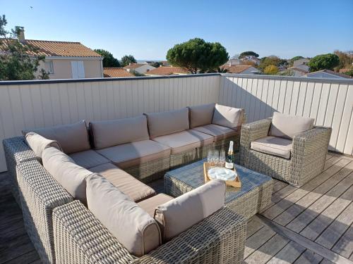 - un canapé, 2 chaises et une table sur la terrasse dans l'établissement Le Carrelet 300m walk to a beach, à Fouras