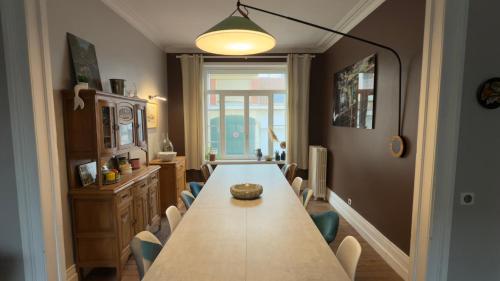 une salle à manger avec une longue table et des chaises dans l'établissement Villa Sainte Rosalie, à Wimereux